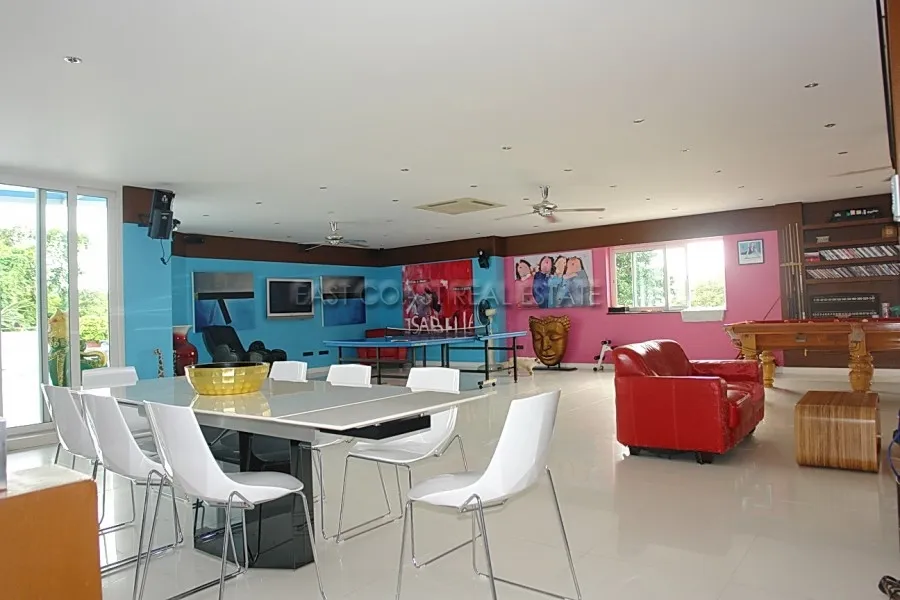 Cosy Beach Mansion photo 32