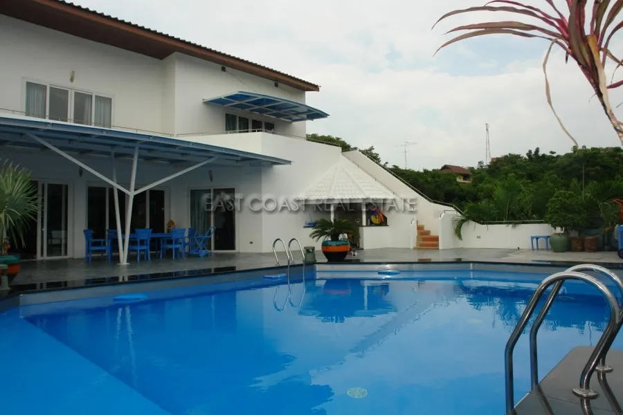 Cosy Beach Mansion photo 26