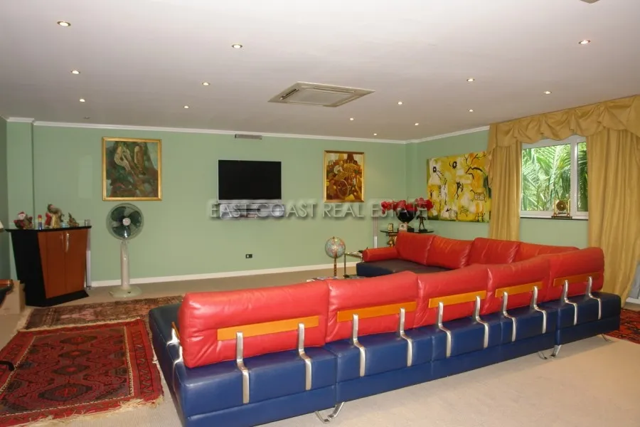 Cosy Beach Mansion photo 25