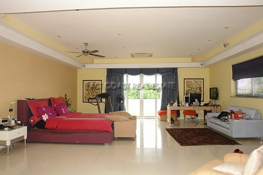 Cosy Beach Mansion photo 23