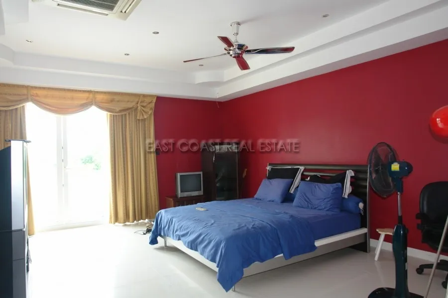 Cosy Beach Mansion photo 17