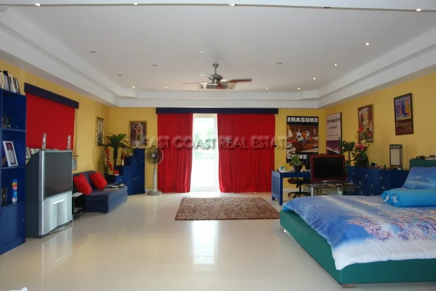 Cosy Beach Mansion photo 12