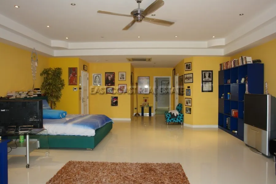 Cosy Beach Mansion photo 11