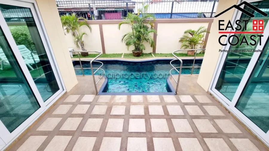 Stunning pool house photo 19
