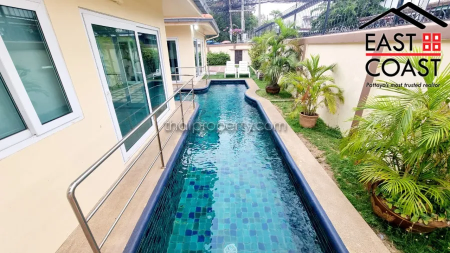 Stunning pool house photo 18