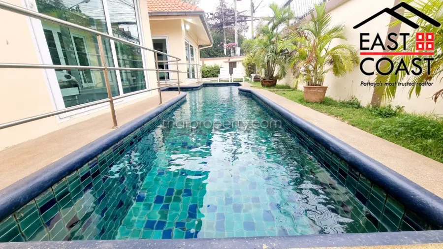 Stunning pool house photo 20