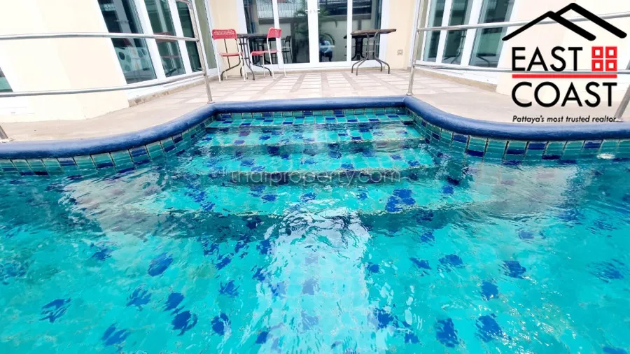 Stunning pool house photo 3