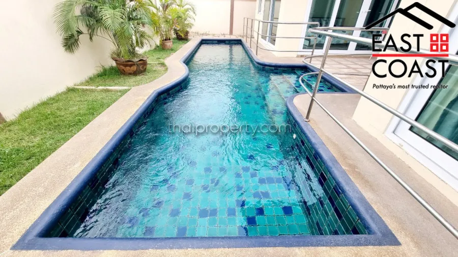 Stunning pool house photo 21