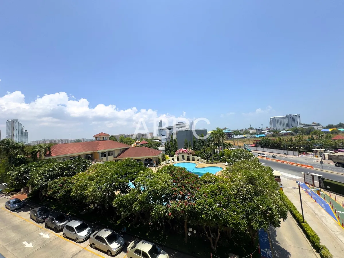 Pool View 1 Bed 2 Bath Condo in Jomtien