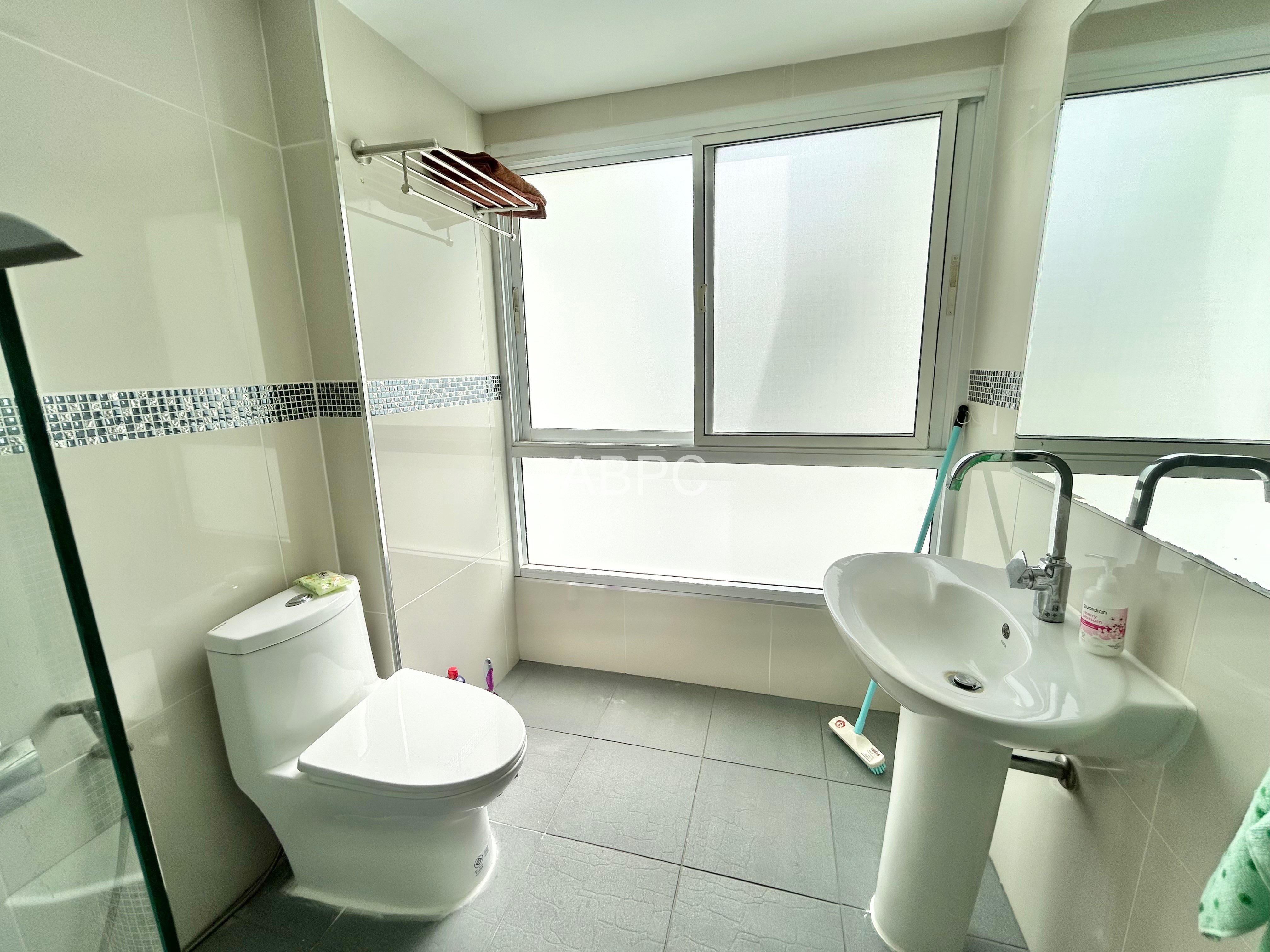 1 Bed 2 Bath Condo In Wongamat photo 2