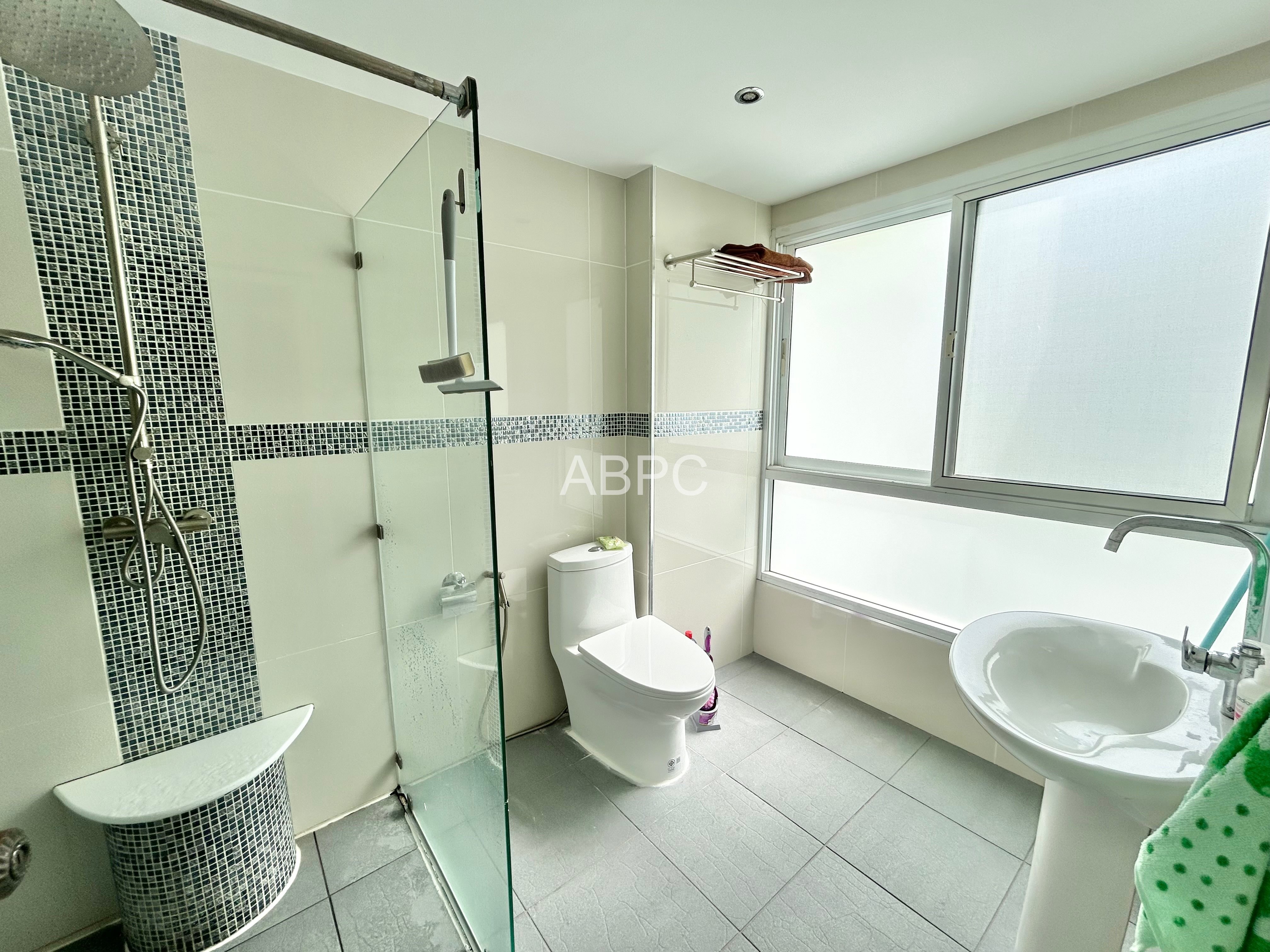 1 Bed 2 Bath Condo In Wongamat photo 4