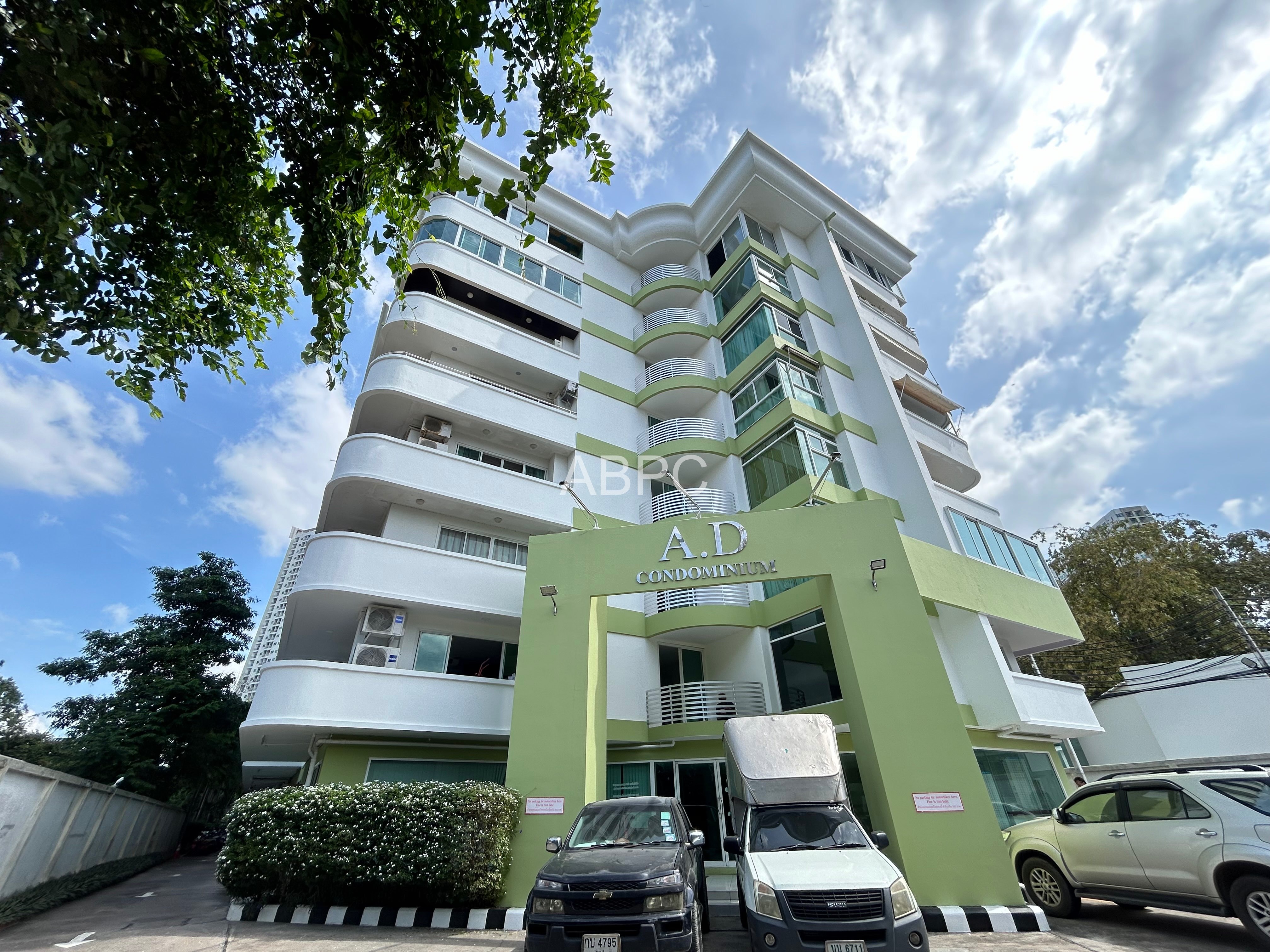 1 Bed 2 Bath Condo In Wongamat