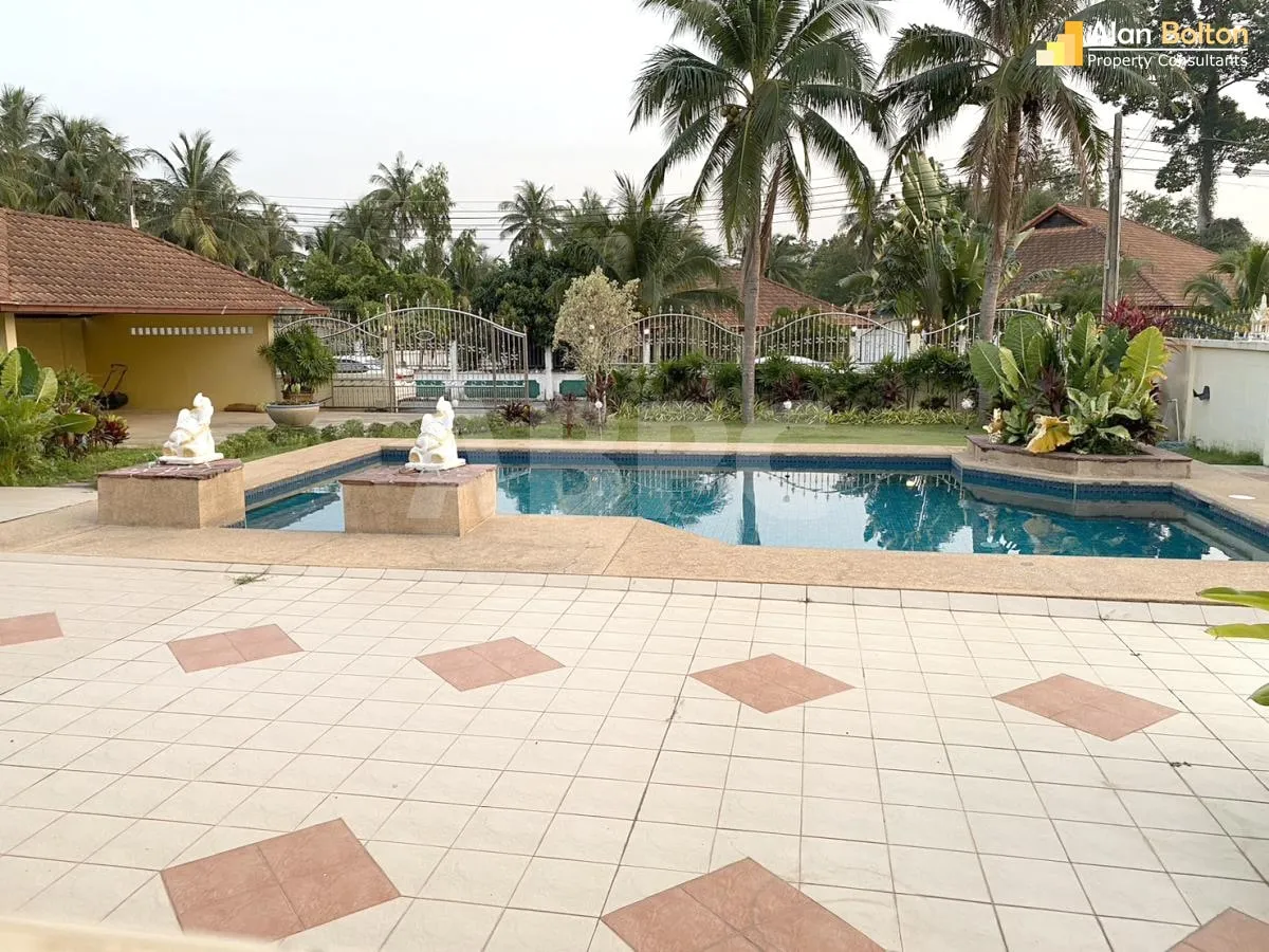 4 Bed 5 Bath in East Pattaya photo 11