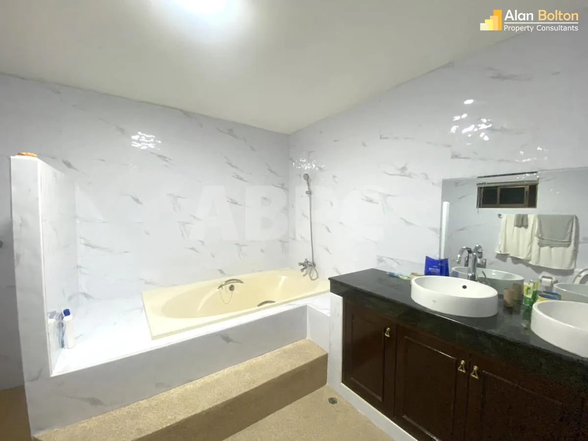 4 Bed 5 Bath in East Pattaya photo 8