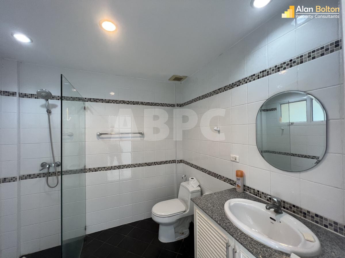 2 Bed 3 Bath Townhouse in East Pattaya photo 24
