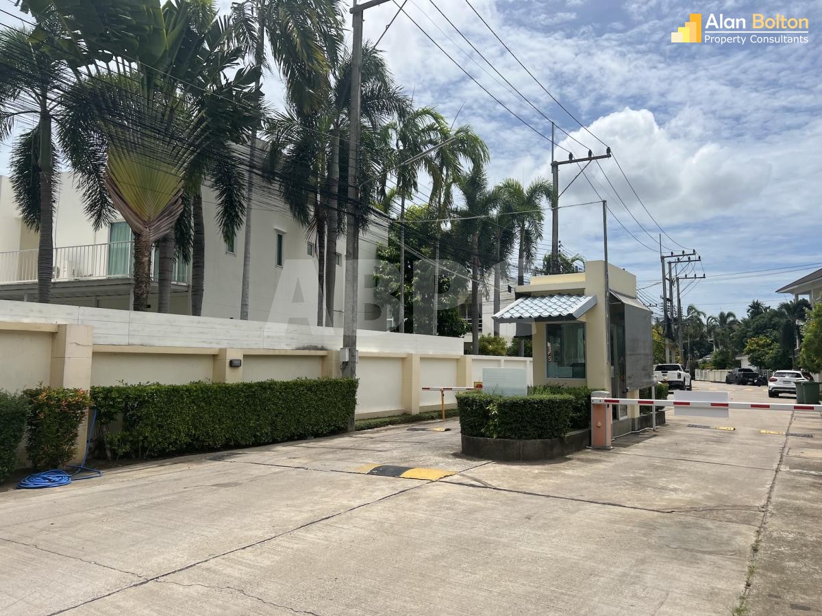 2 Bed 3 Bath Townhouse in East Pattaya photo 30