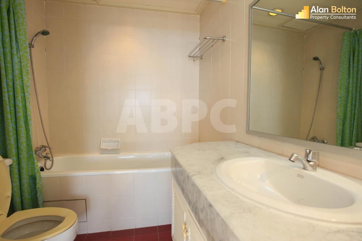 Beachfront Condo For Rent in Sunshine Beach photo 9