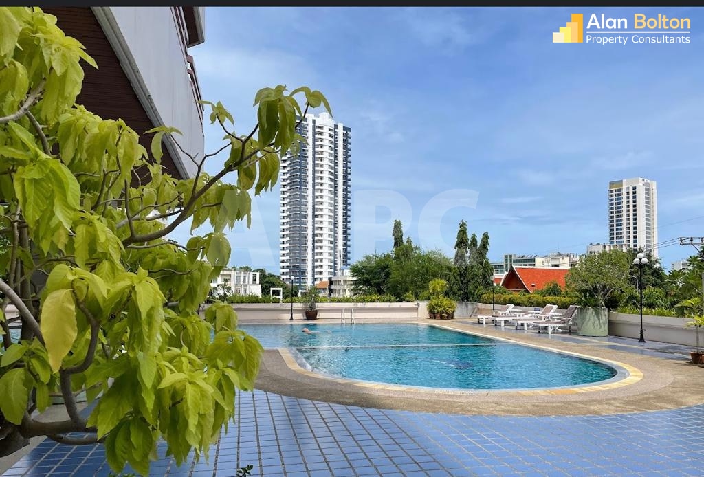 Large Partial Ocean View 1 Bedroom 1 Bathroom Condo in Pratumnak