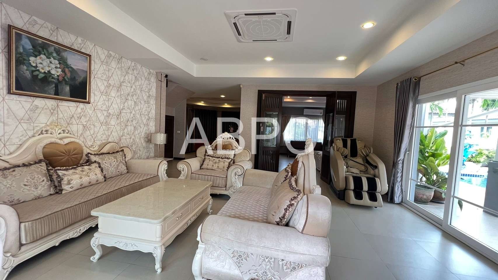 5 Bed Pool Villa in Central Park Hillside Village photo 4