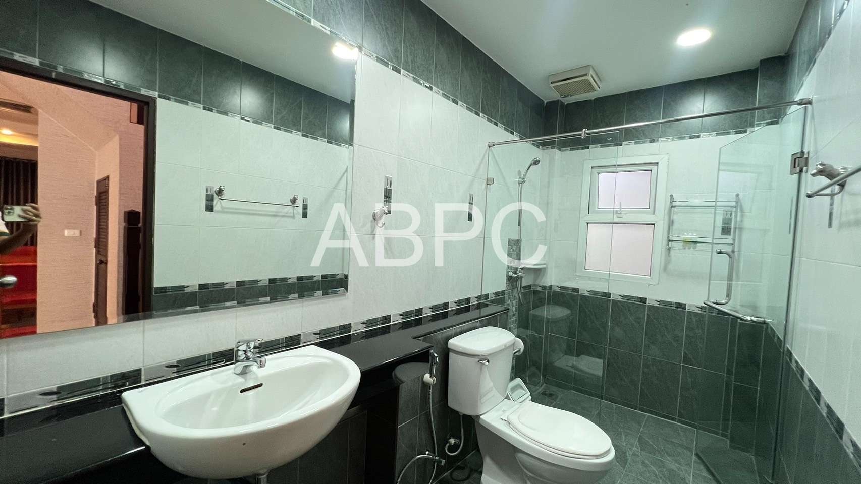 5 Bed Pool Villa in Central Park Hillside Village photo 9