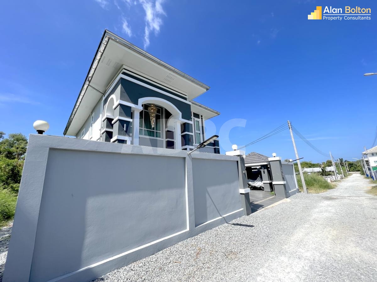 Luxury Modern 4 Bedroom 3 bathroom Pool Villa In East Pattaya photo 3