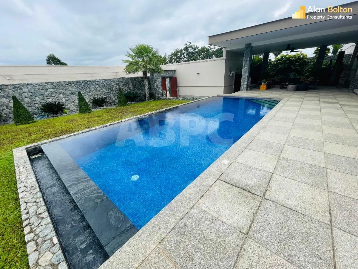 3 Bedrooms 3 bathrooms Luxury Pool Villa in East Pattaya photo 2