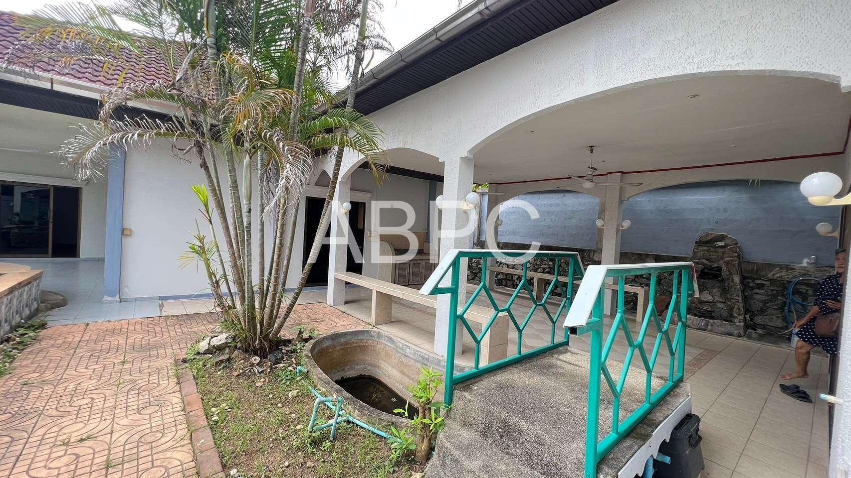 4 Bedrooms 3 Bathrooms in East Pattaya photo 5