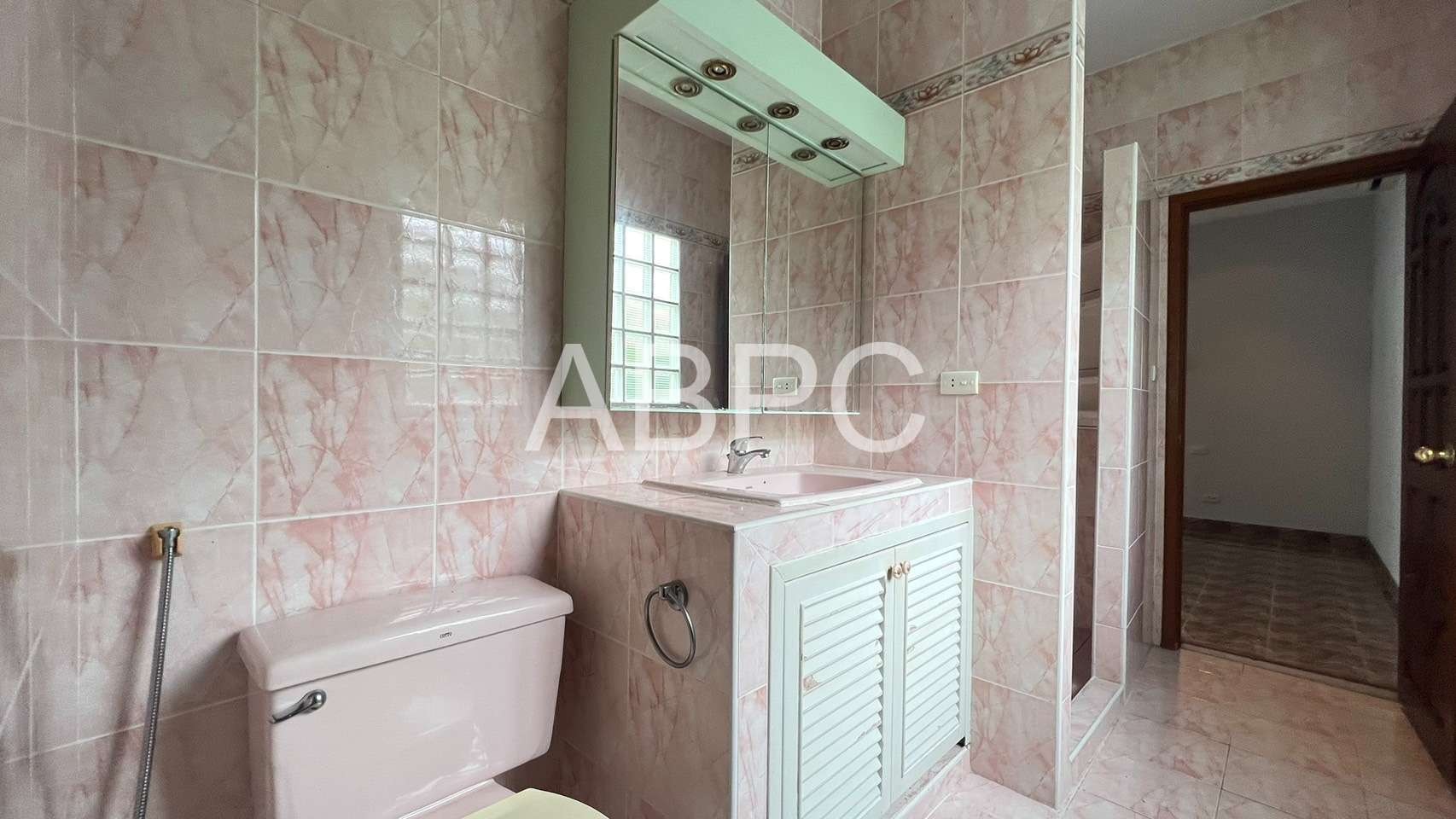 4 Bedrooms 3 Bathrooms in East Pattaya photo 12