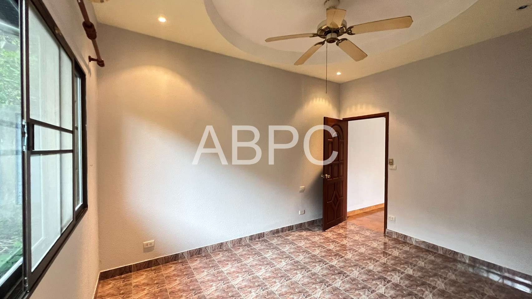 4 Bedrooms 3 Bathrooms in East Pattaya photo 10
