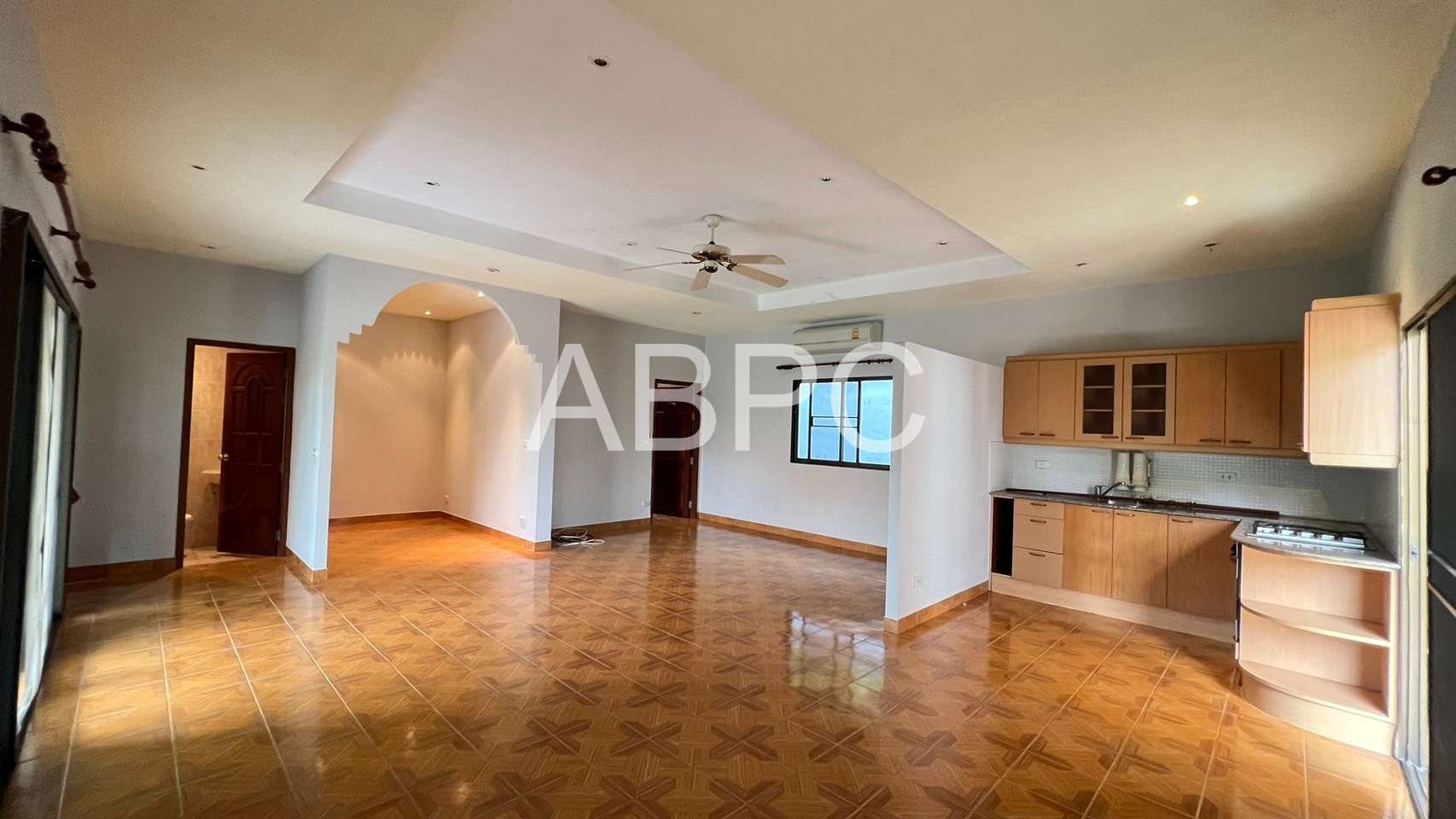 4 Bedrooms 3 Bathrooms in East Pattaya photo 9