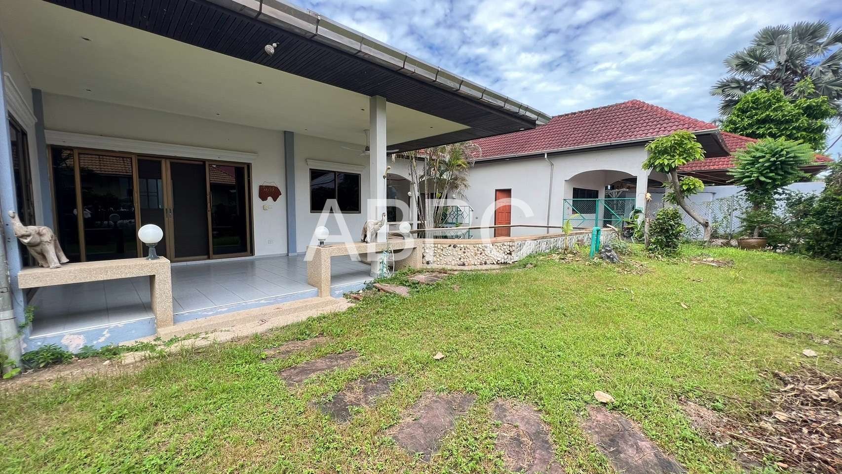 4 Bedrooms 3 Bathrooms in East Pattaya photo 2