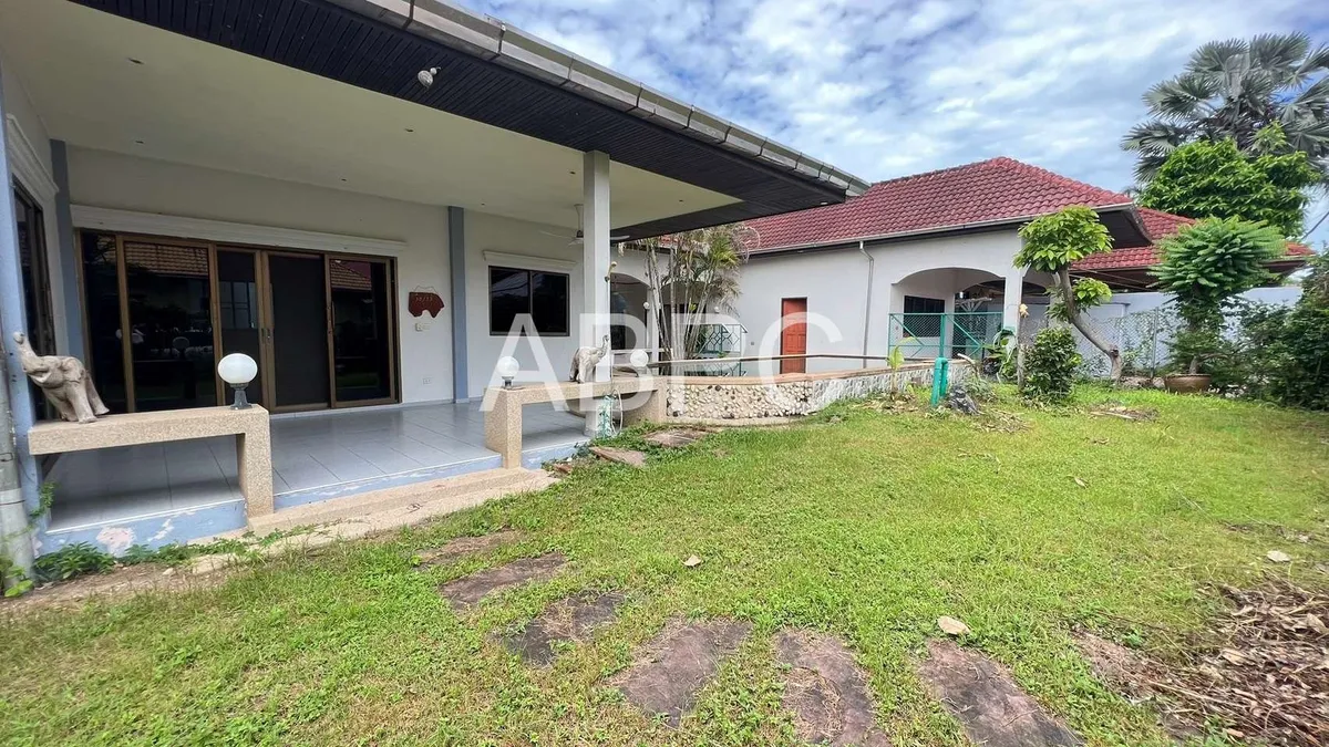 4 Bedrooms 3 Bathrooms in East Pattaya photo 2