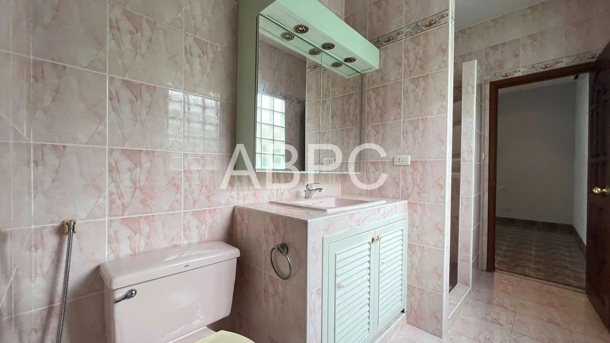 4 Bedrooms 3 Bathrooms in East Pattaya photo 12