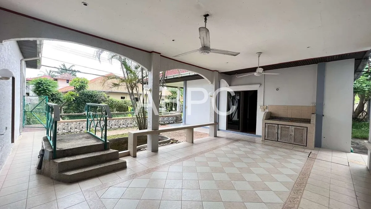 4 Bedrooms 3 Bathrooms in East Pattaya photo 8