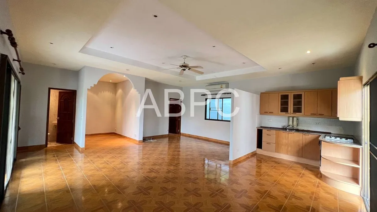 4 Bedrooms 3 Bathrooms in East Pattaya photo 9