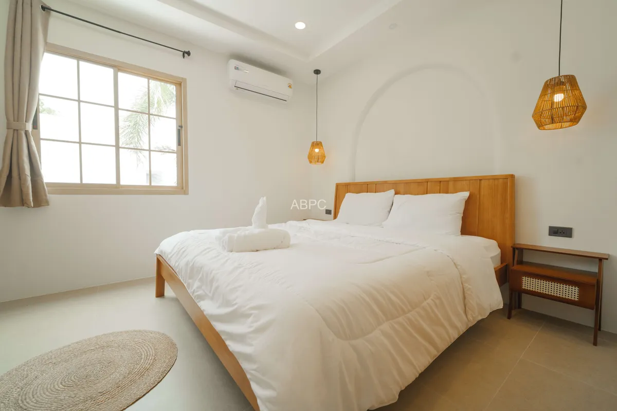 Three Bedroom Four Bathroom Town House in Sought After Wongamat Location photo 2