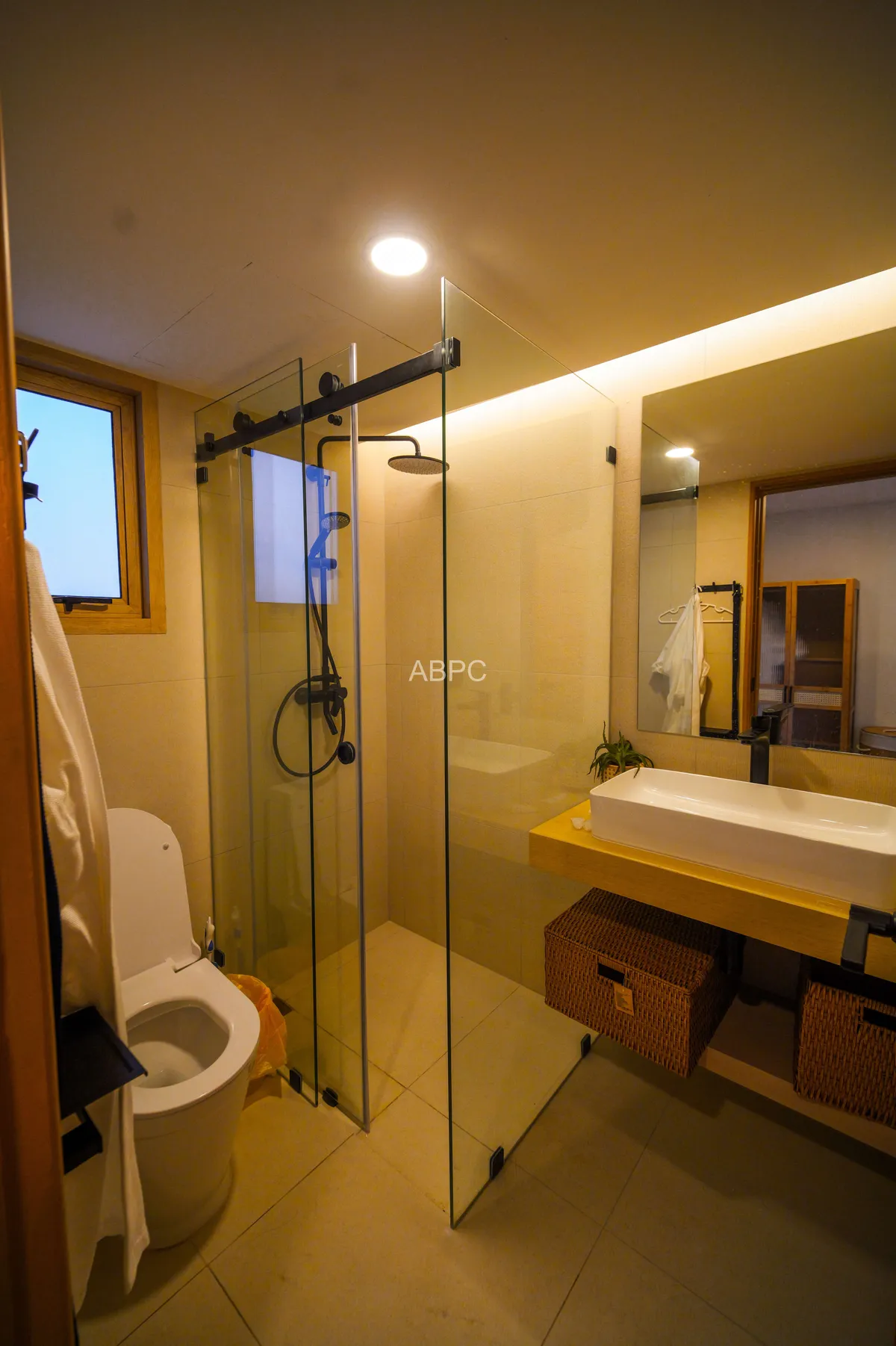 Three Bedroom Four Bathroom Town House in Sought After Wongamat Location photo 11