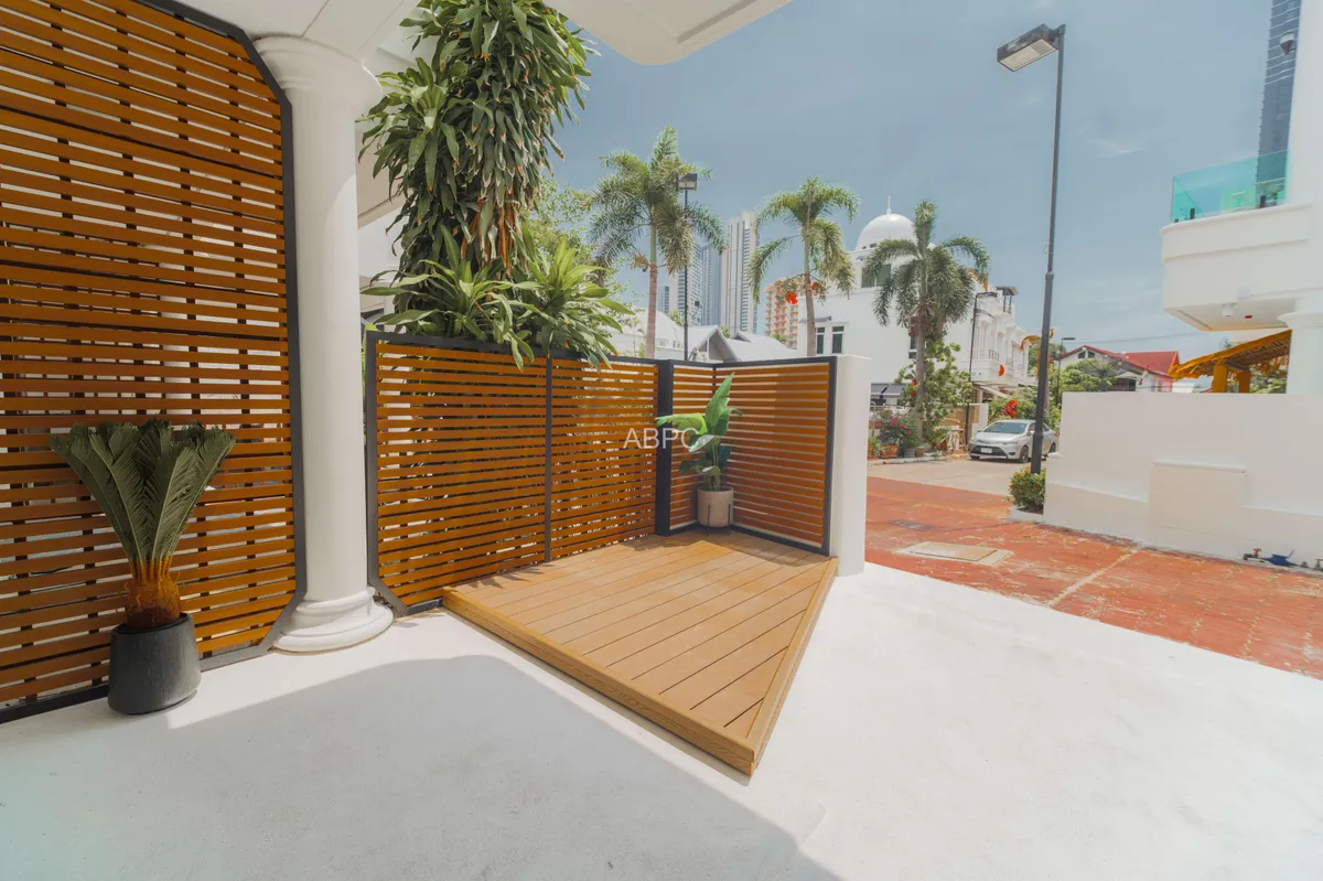 Three Bedroom Four Bathroom Town House in Sought After Wongamat Location photo 3
