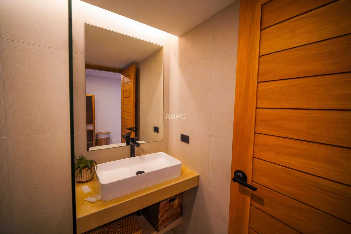 Three Bedroom Four Bathroom Town House in Sought After Wongamat Location photo 4