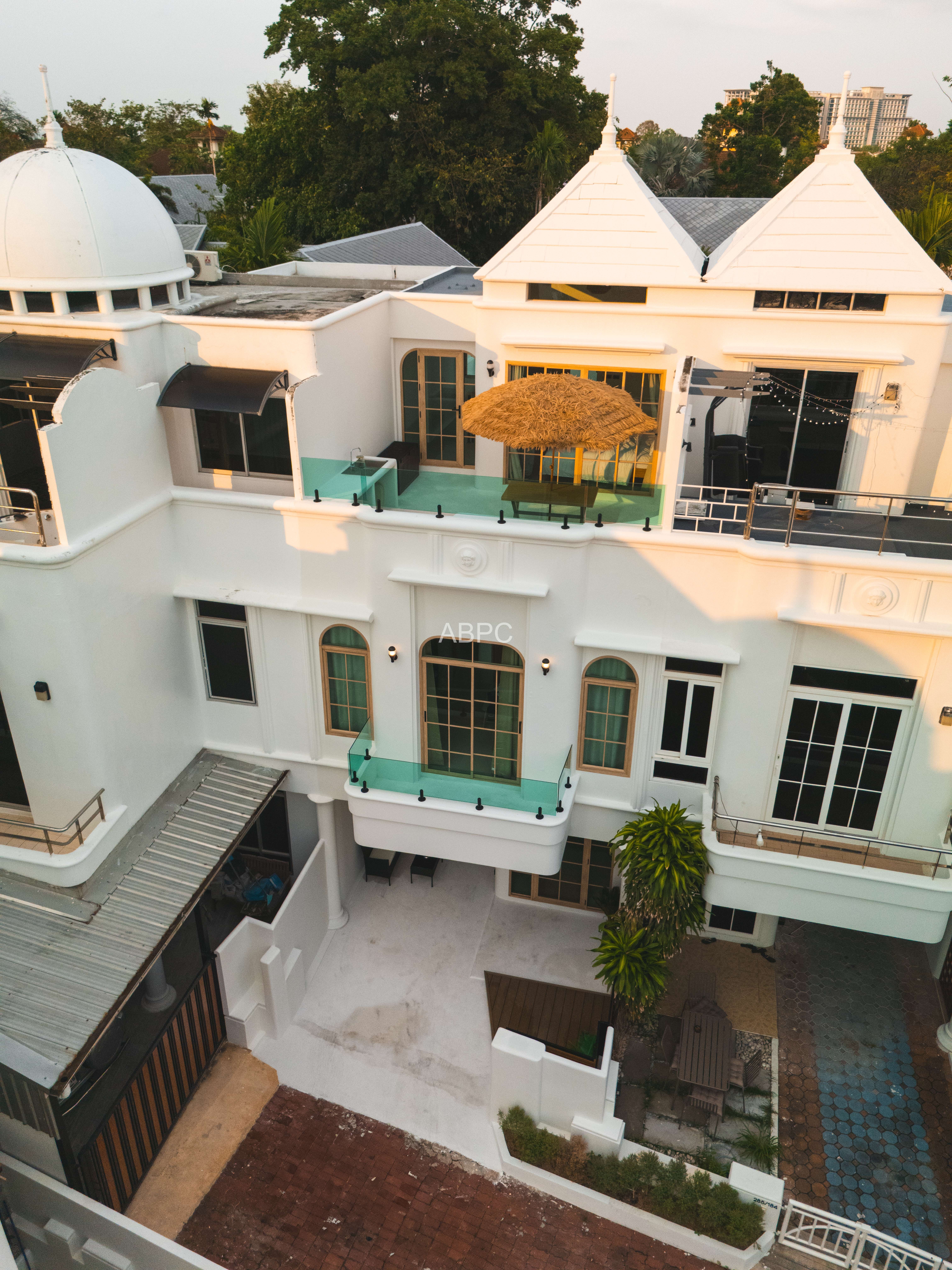 Three Bedroom Four Bathroom Town House in Sought After Wongamat Location photo 12