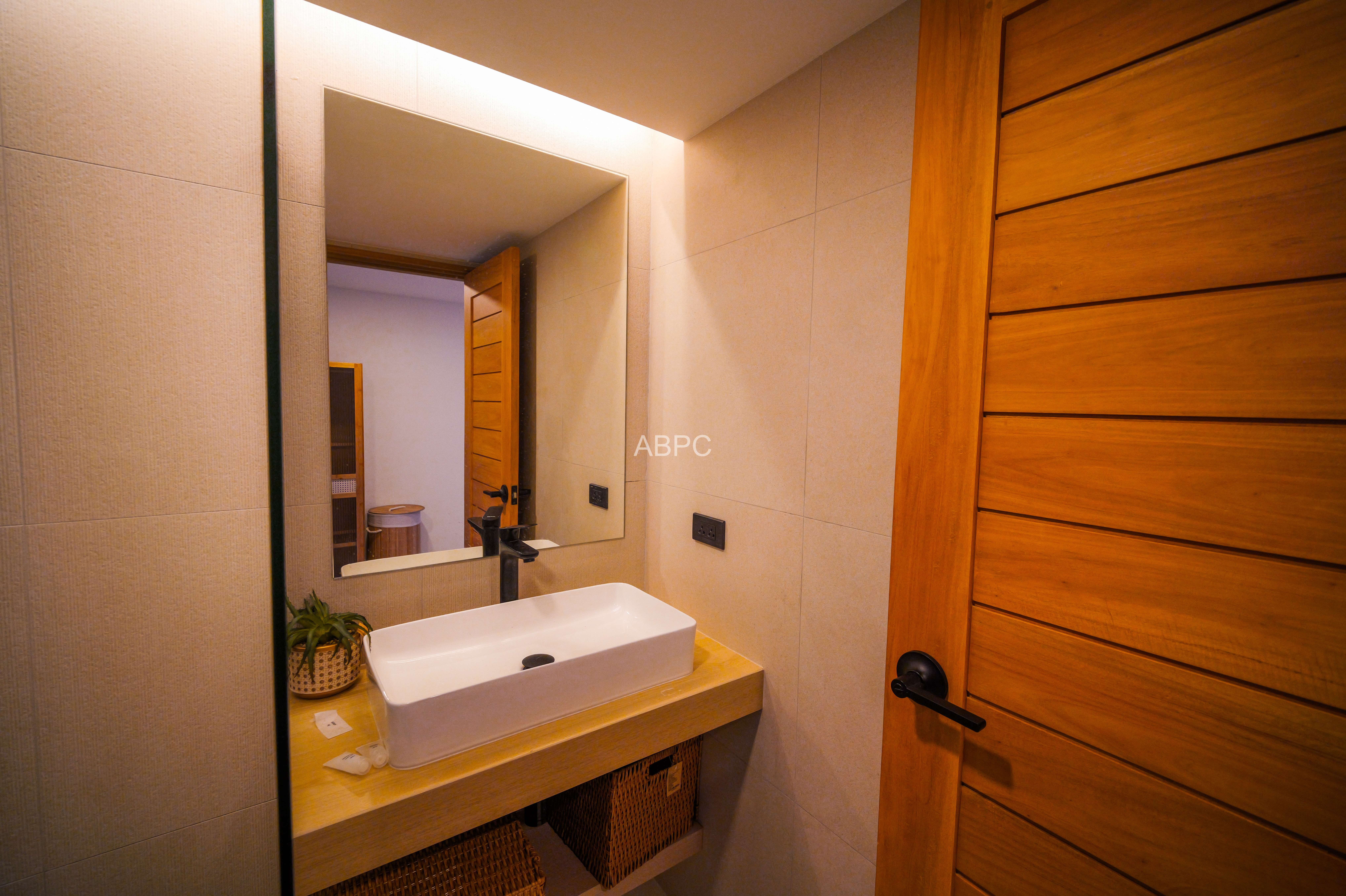 Three Bedroom Four Bathroom Town House in Sought After Wongamat Location photo 5