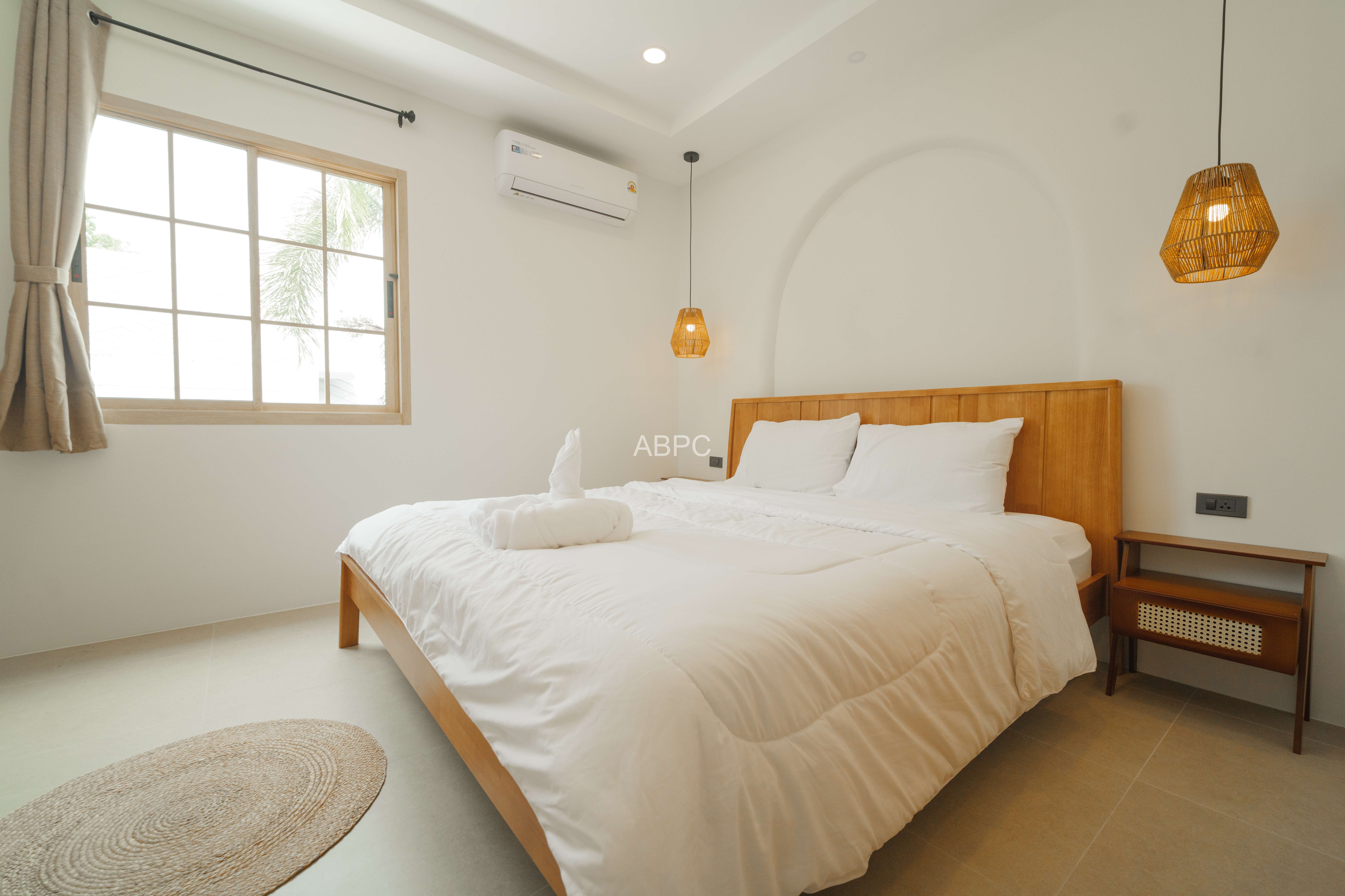 Three Bedroom Four Bathroom Town House in Sought After Wongamat Location photo 3