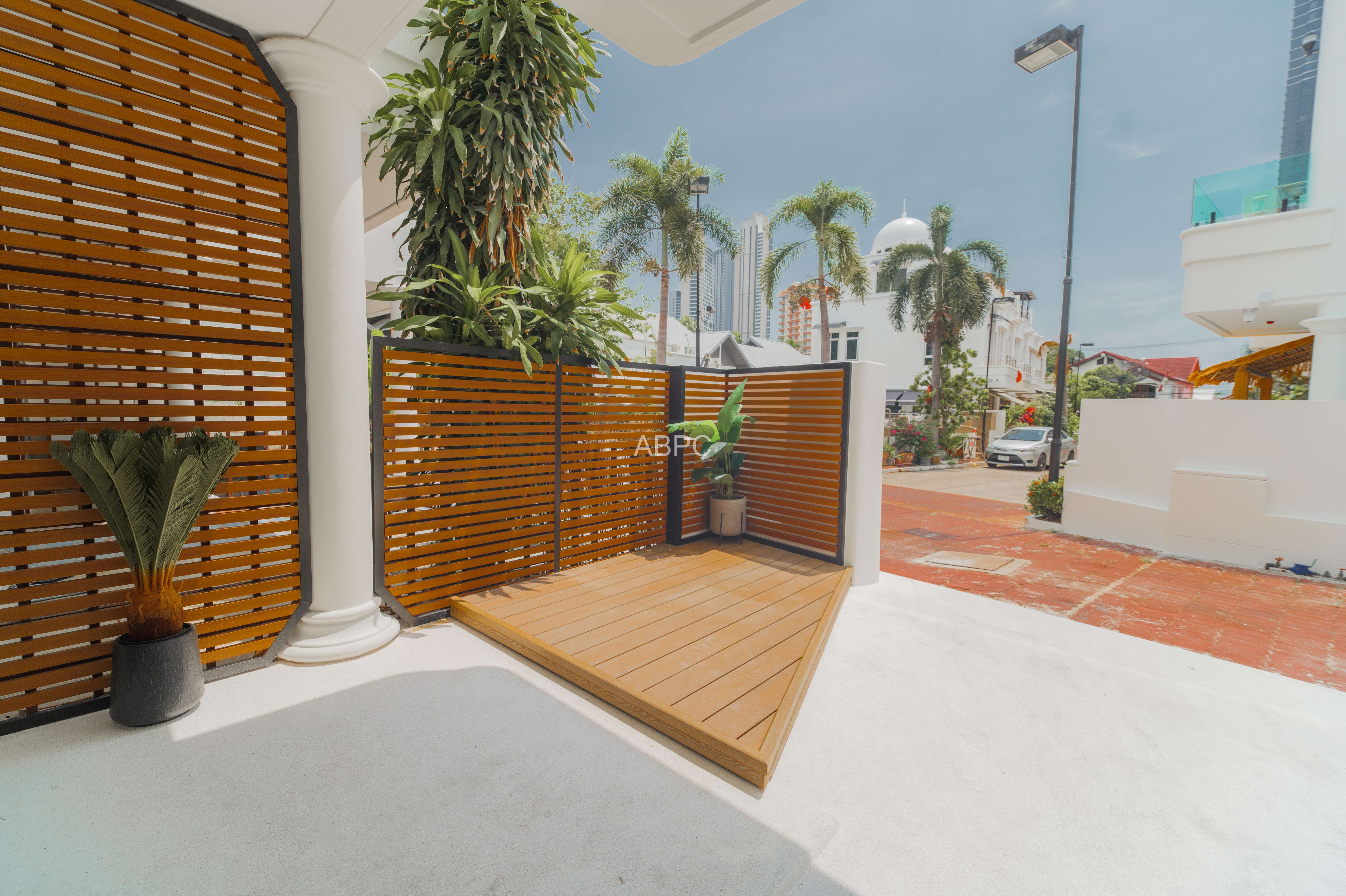Three Bedroom Four Bathroom Town House in Sought After Wongamat Location photo 4