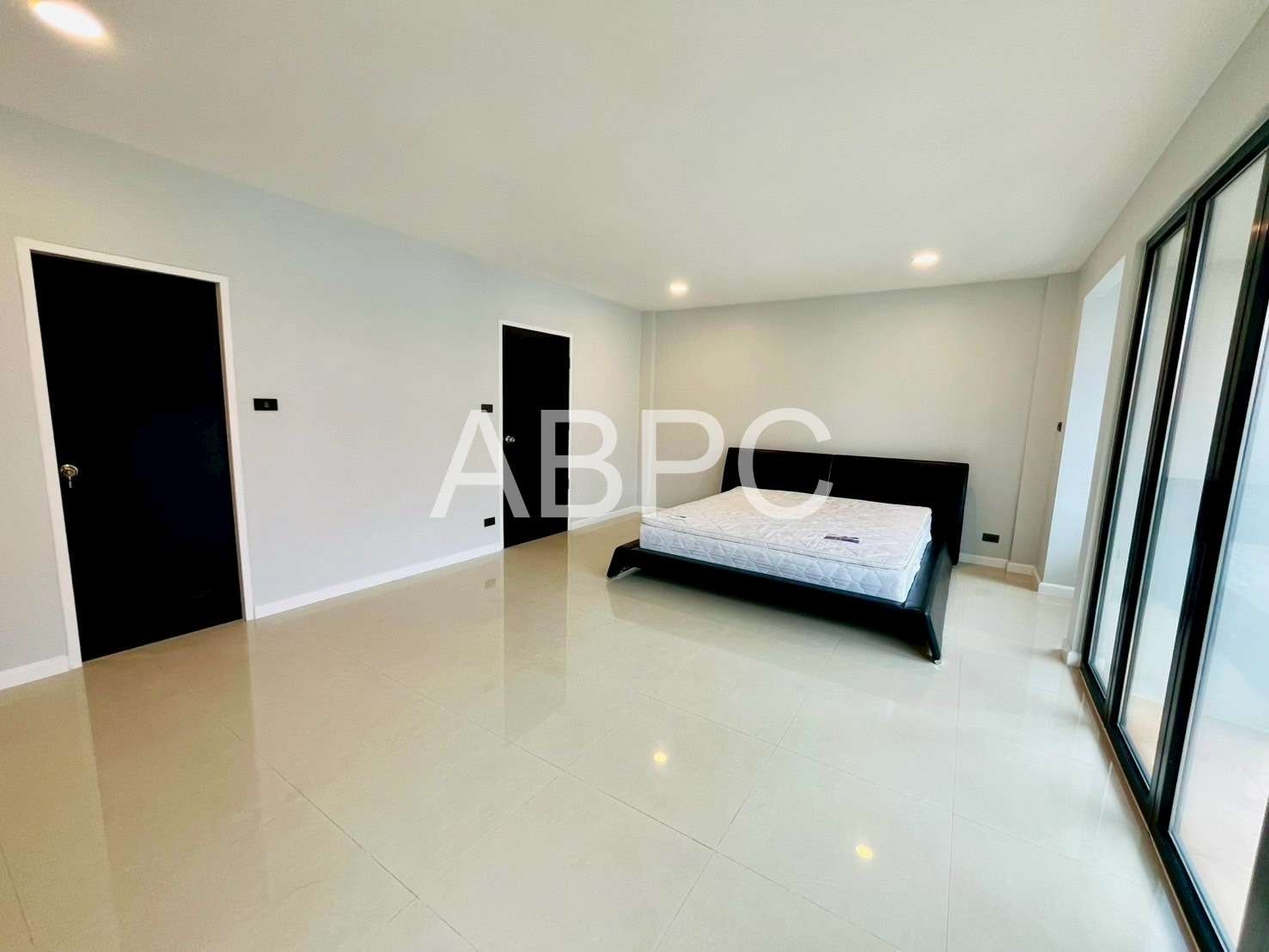 Town Home For Sale in Central Pattaya photo 2