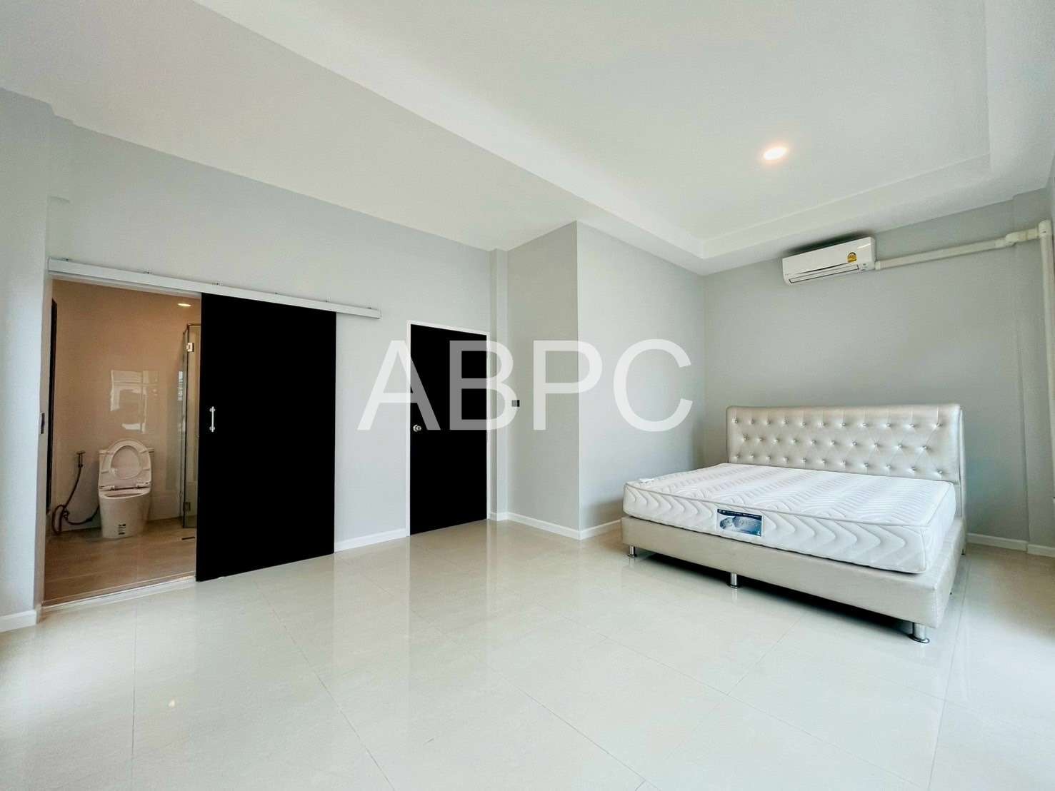 Town Home For Sale in Central Pattaya photo 3
