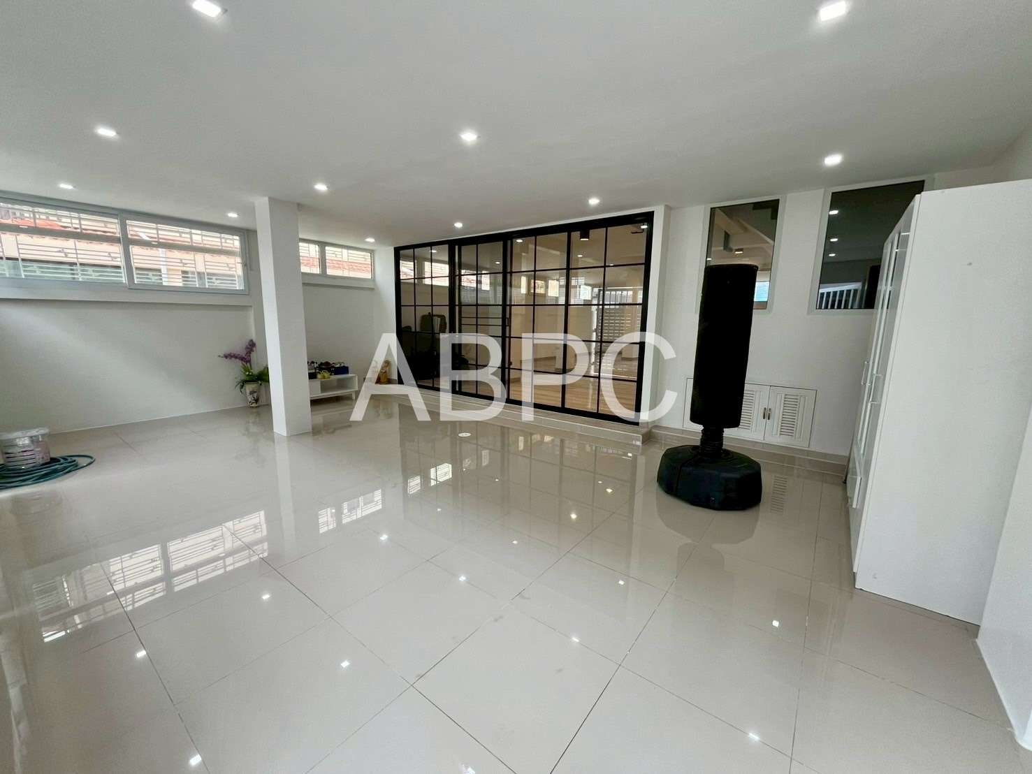 Town Home For Sale in Central Pattaya photo 9