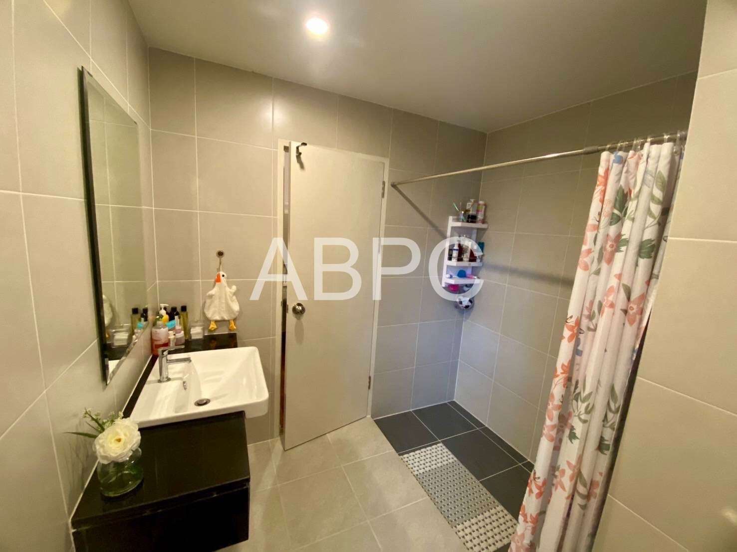 3 Bedroom 3 Bathroom Townhouse  in  East Pattaya Village photo 2