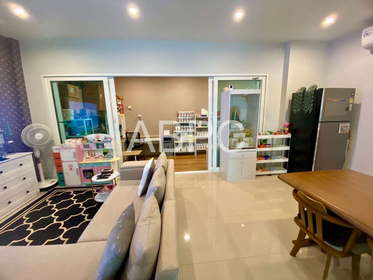3 Bedroom 3 Bathroom Townhouse  in  East Pattaya Village photo 4