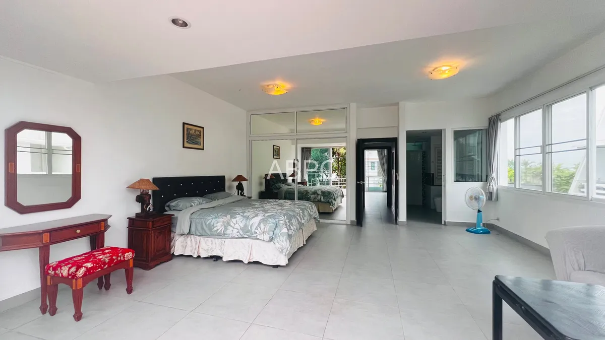 Precious Beachfront with Seaview Townhouse for RENT in Jomtien photo 23