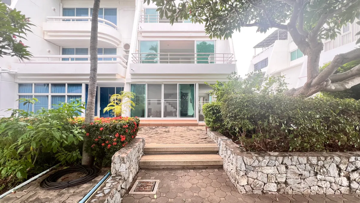 Precious Beachfront with Seaview Townhouse for RENT in Jomtien photo 27